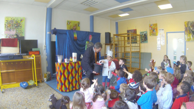 Avec une bonne formule magique, de bons ingrédients (farine, sucre, chocolat et un oeuf) le magicien peut fabriquer dans son chapeau des petits gâteaux qu'il offrira aux enfants de l'école maternelle.